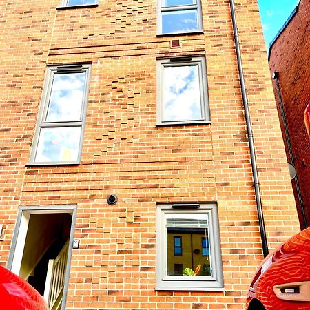 Modern Townhouse, Sleeps 4 With Parking Apartment Wakefield Exterior photo